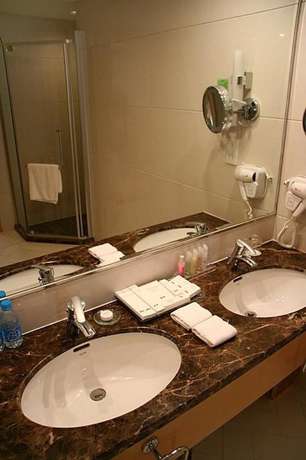 Imagen de la habitación del Hotel voco Lianyungang Haizhou Bay by IHG. Foto 14