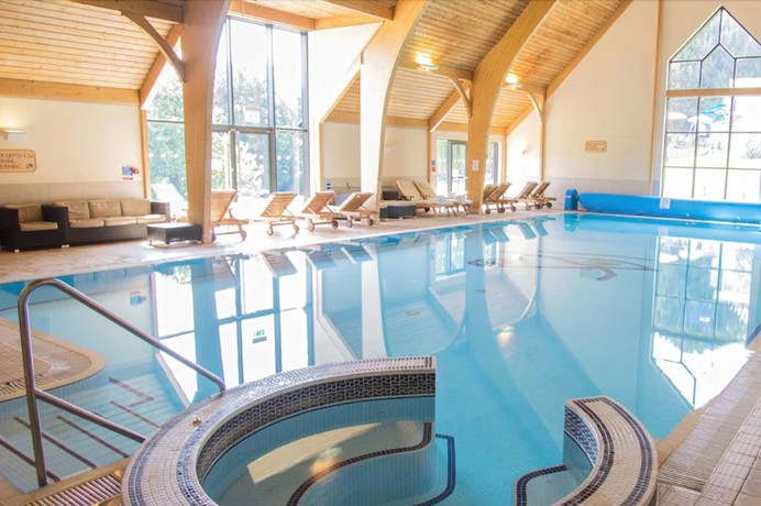 Imagen de la piscina del Hotel voco Lythe Hill & Spa, an IHG Hotel. Foto 19