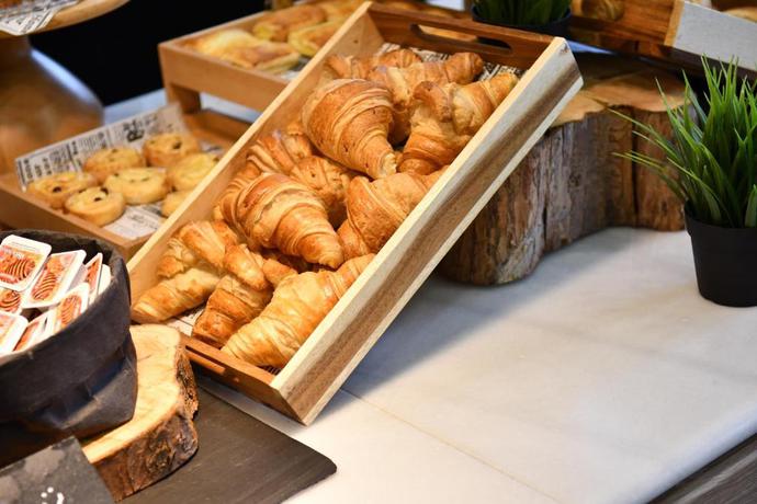 Imagen del bar/restaurante del Hotel voco Madrid - Las Tablas by IHG. Foto 1