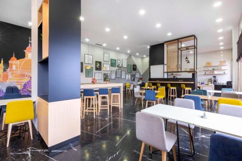 Imagen del bar/restaurante del Hotel voco Madrid - Las Tablas by IHG. Foto 6