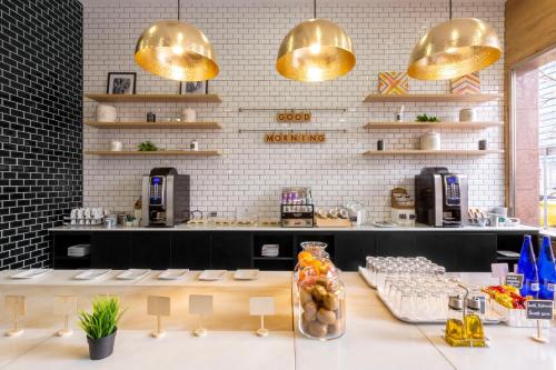 Imagen del bar/restaurante del Hotel voco Madrid - Las Tablas by IHG. Foto 7