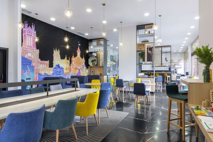 Imagen del bar/restaurante del Hotel voco Madrid - Las Tablas by IHG. Foto 9