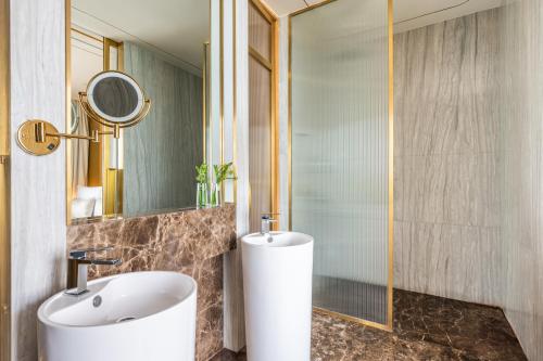 Imagen de la habitación del Hotel voco Monaco Dubai. Foto 19