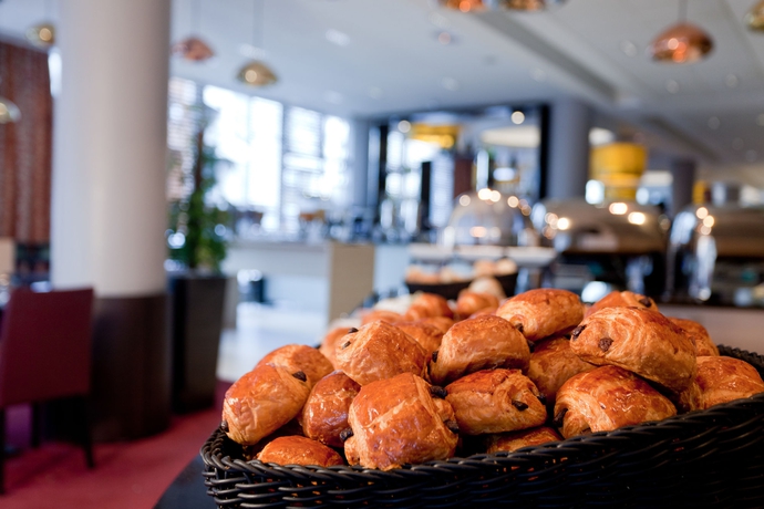 Imagen del bar/restaurante del Hotel voco Paris - Porte de Clichy, an IHG. Foto 2