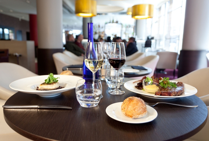 Imagen del bar/restaurante del Hotel voco Paris - Porte de Clichy, an IHG. Foto 3