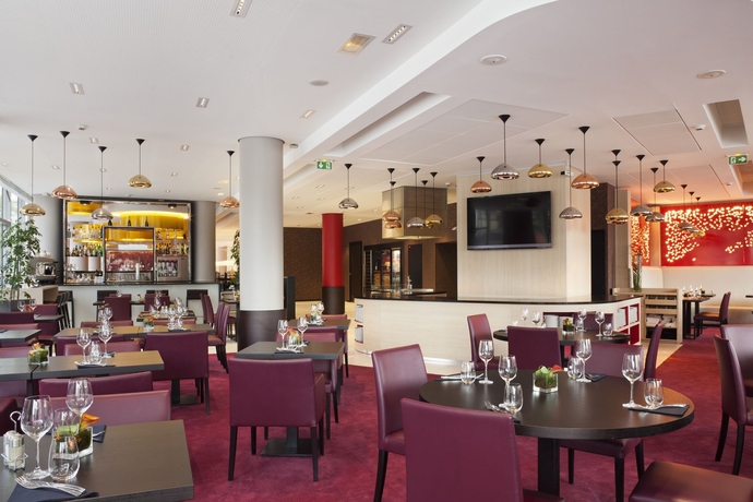 Imagen del bar/restaurante del Hotel voco Paris - Porte de Clichy, an IHG. Foto 4