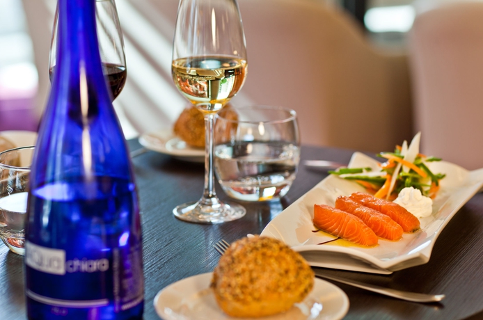 Imagen del bar/restaurante del Hotel voco Paris - Porte de Clichy, an IHG. Foto 6