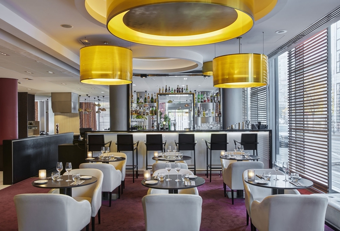 Imagen del bar/restaurante del Hotel voco Paris - Porte de Clichy, an IHG. Foto 9