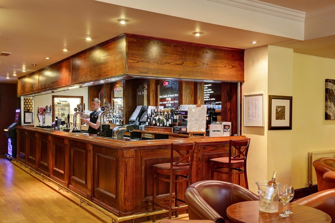 Imagen del bar/restaurante del Hotel voco Rockingham Forest Corby by IHG. Foto 3