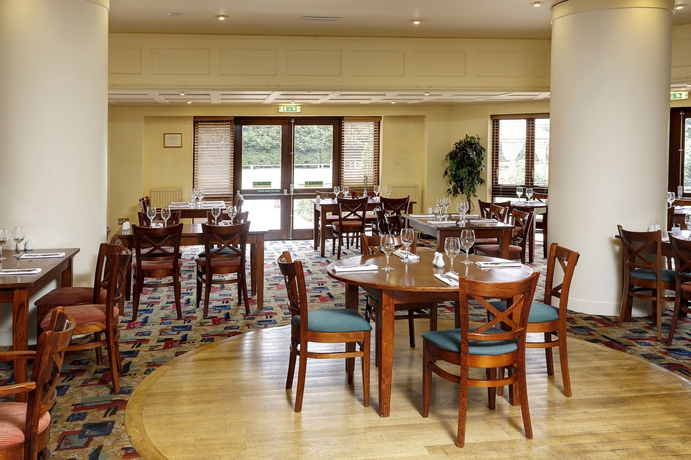 Imagen del bar/restaurante del Hotel voco Rockingham Forest Corby by IHG. Foto 4