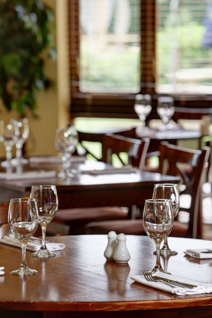 Imagen del bar/restaurante del Hotel voco Rockingham Forest Corby by IHG. Foto 5