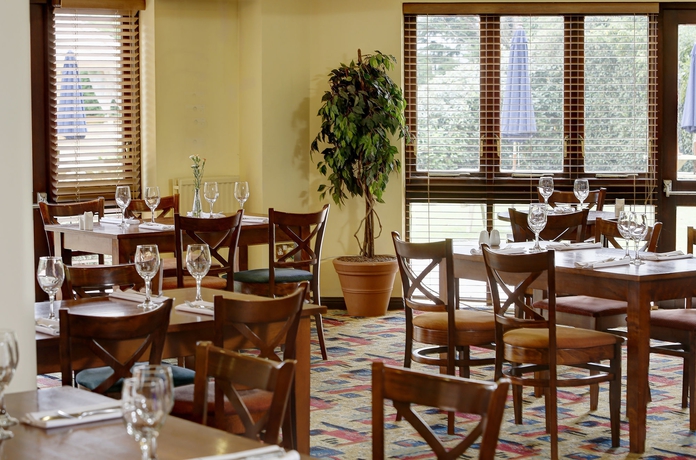 Imagen del bar/restaurante del Hotel voco Rockingham Forest Corby by IHG. Foto 7