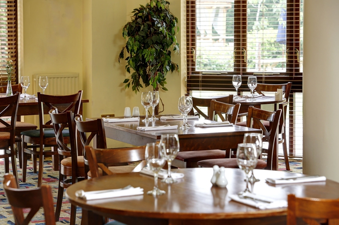 Imagen del bar/restaurante del Hotel voco Rockingham Forest Corby by IHG. Foto 8