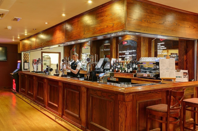 Imagen del bar/restaurante del Hotel voco Rockingham Forest Corby by IHG. Foto 9