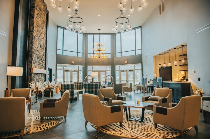 Imagen del bar/restaurante del Hotel voco Saranac Lake NY Waterfront by IHG. Foto 2