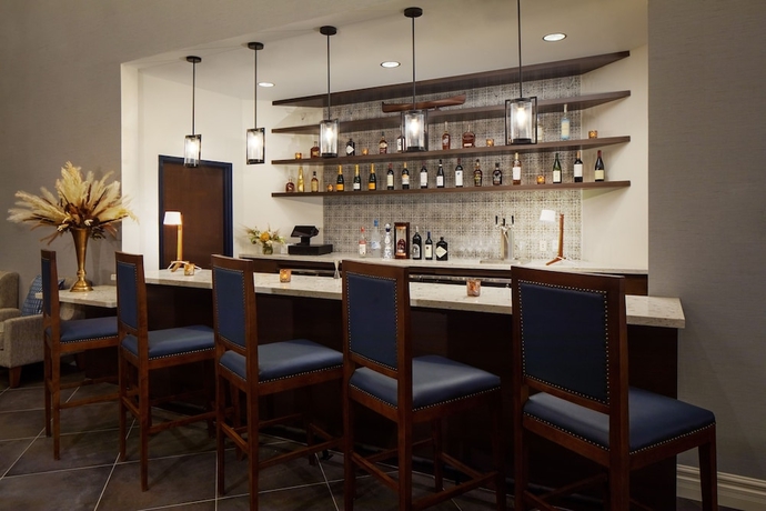 Imagen del bar/restaurante del Hotel voco Saranac Lake NY Waterfront by IHG. Foto 3