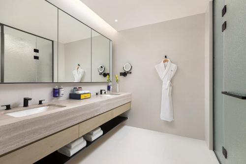 Imagen de la habitación del Hotel voco Suites Shanghai Hongqiao CBD, an IHG. Foto 20