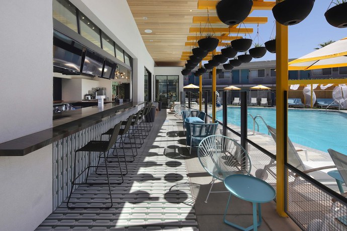 Imagen del bar/restaurante del Hotel voco The Tuxon by IHG. Foto 2