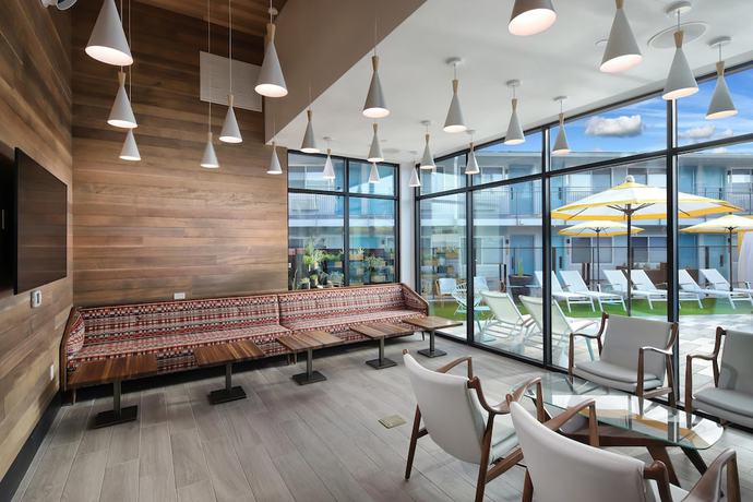 Imagen del bar/restaurante del Hotel voco The Tuxon by IHG. Foto 3