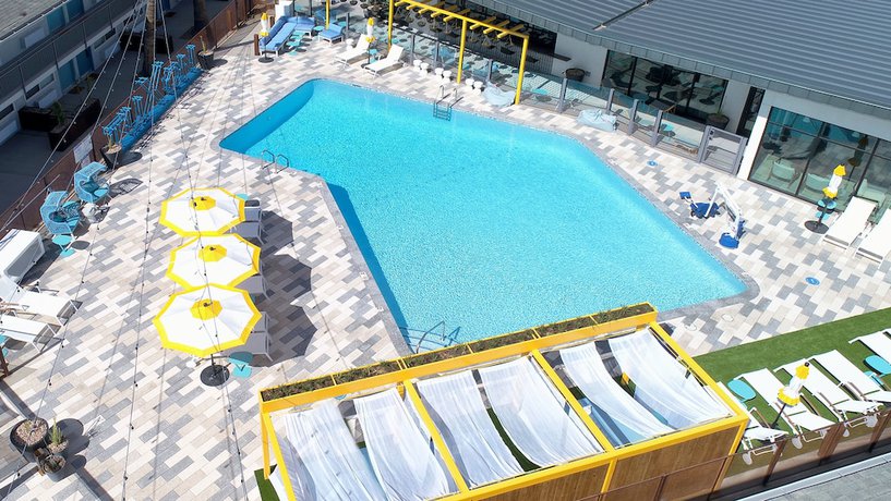 Imagen de la piscina del Hotel voco The Tuxon by IHG. Foto 20