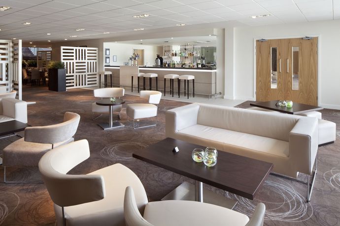 Imagen del bar/restaurante del Hotel voco Winchester & Spa by IHG. Foto 2