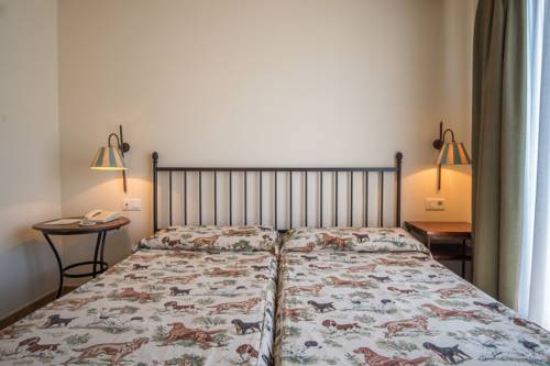 Imagen de la habitación del Hotel y Apartmentos Sant Jordi. Foto 7