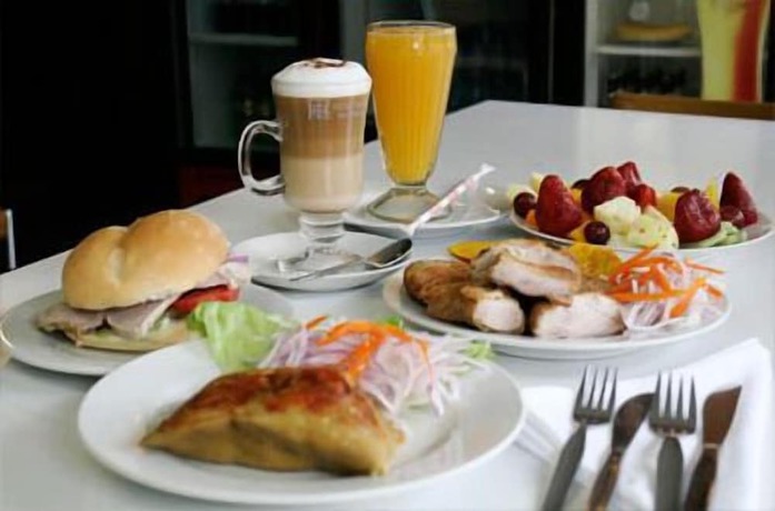 Imagen del bar/restaurante del Hotel y Centro de Convenciones CHAVIN. Foto 3