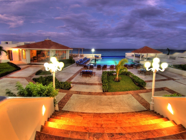 Imagen de los exteriores del Hotel y Museo Casa Turquesa. Foto 4