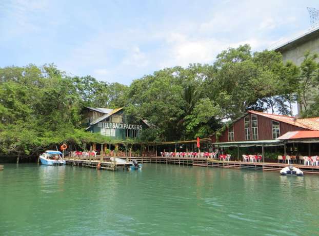 Imagen de los exteriores del Hotel y Restaurante Backpackers. Foto 5