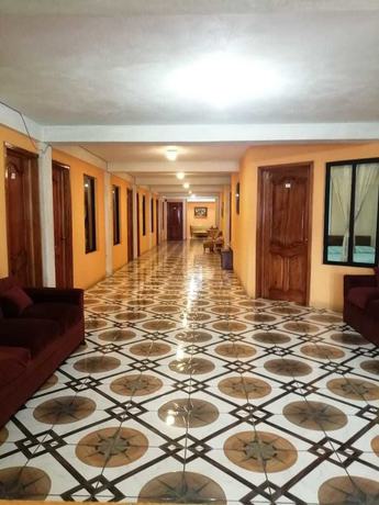 Imagen de los interiores del Hotel y Restaurante Dubai. Foto 20