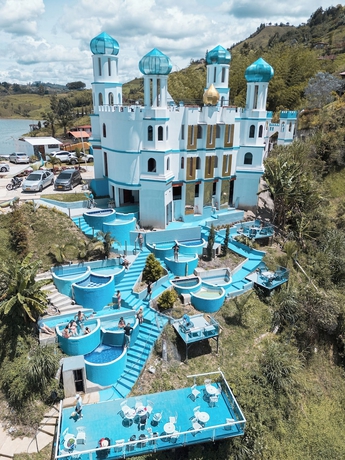 Imagen general del Hotel y Termales Castillo del Lago. Foto 1