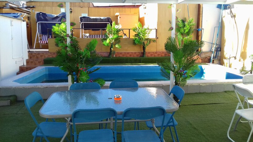 Imagen de la piscina del Hotel y Turismo Amigos. Foto 16