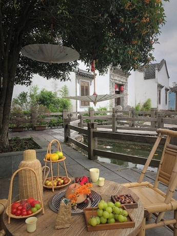 Imagen de los exteriores del Hotel zhouningfenggushanju. Foto 12