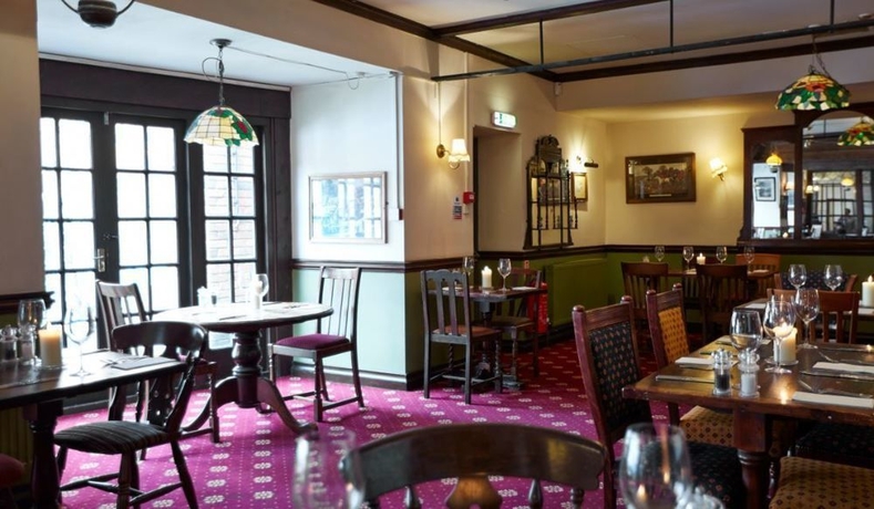 Imagen del bar/restaurante del Lodge Bear Hotel Havant By Greene King Inns. Foto 3