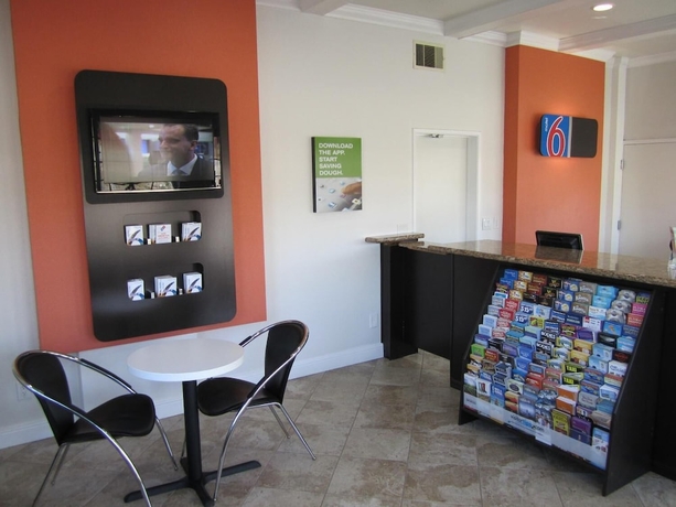 Imagen de los interiores del Motel 6 Anaheim, Ca. Foto 17