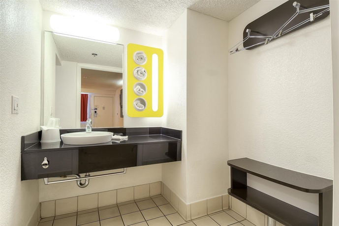 Imagen de la habitación del Motel 6 Anaheim Maingate. Foto 8