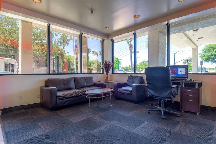 Imagen de los interiores del Motel 6 Anaheim Maingate. Foto 9