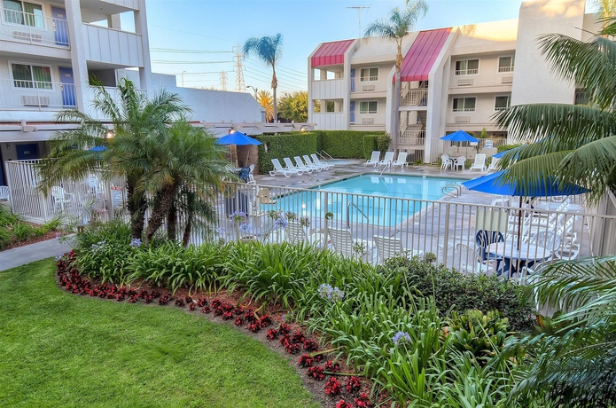 Imagen de la piscina del Motel 6 Anaheim Maingate. Foto 14