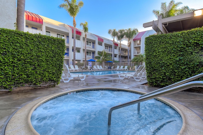 Imagen de la piscina del Motel 6 Anaheim Maingate. Foto 16