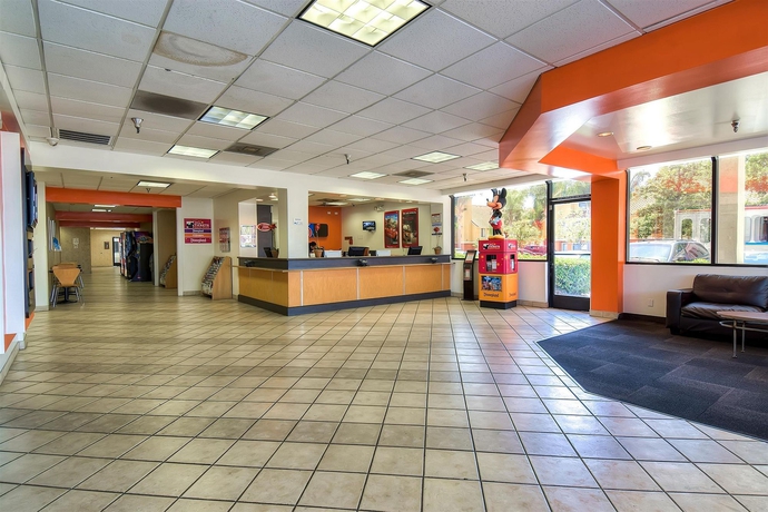 Imagen de los interiores del Motel 6 Anaheim Maingate. Foto 10