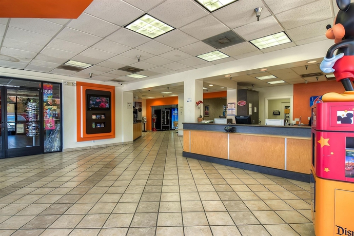 Imagen de los interiores del Motel 6 Anaheim Maingate. Foto 11