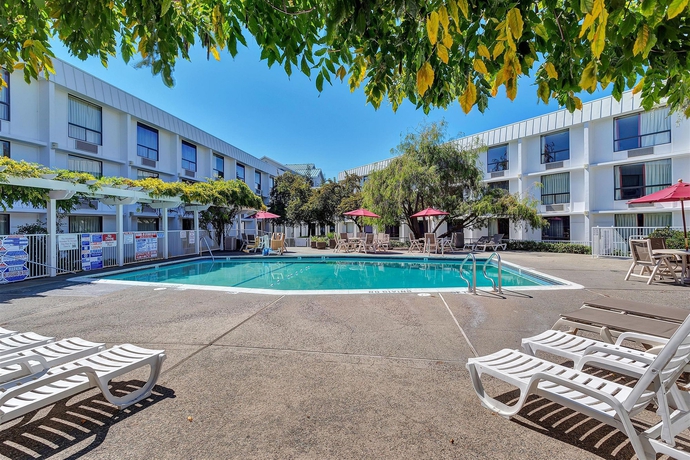 Imagen de la piscina del Motel 6 Belmont, Ca - San Francisco - Redwood City. Foto 15