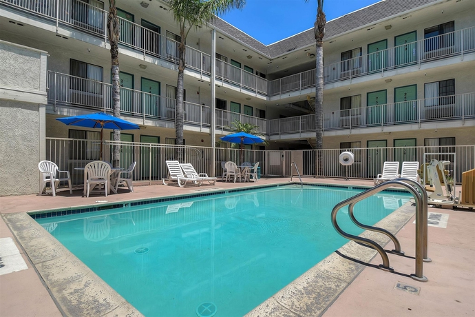 Imagen de la piscina del Motel 6 Buena Park, Ca - Knotts Berry Farm - Disneyland. Foto 16