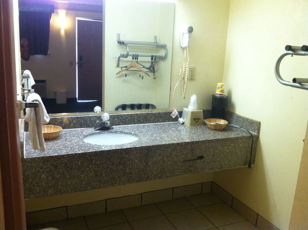 Imagen de los exteriores del Motel 6 Calera. Foto 11