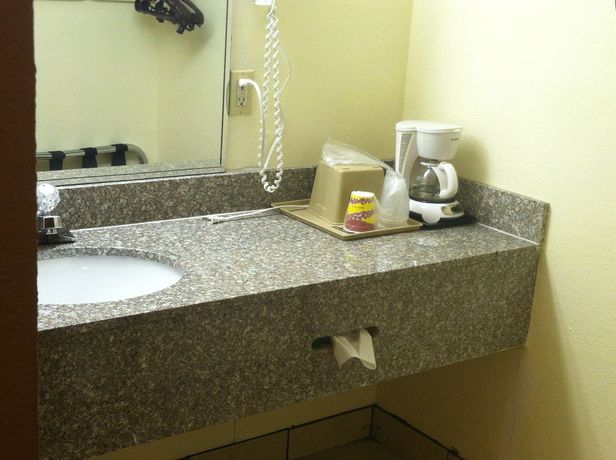 Imagen de la piscina del Motel 6 Calera. Foto 16