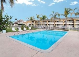 Imagen de la piscina del Motel 6 Garden Grove. Foto 5