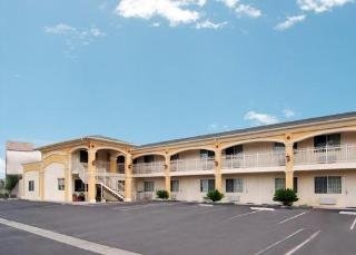 Imagen de los exteriores del Motel 6 Garden Grove. Foto 2