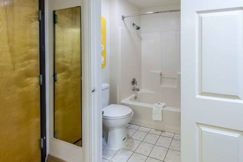 Imagen de la habitación del Motel 6 Hutchins. Foto 4