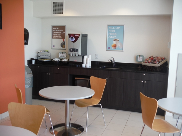 Imagen del bar/restaurante del Motel 6 Kingston, On. Foto 4