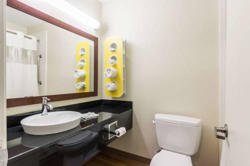 Imagen de la habitación del Motel 6 New Brunswick. Foto 9